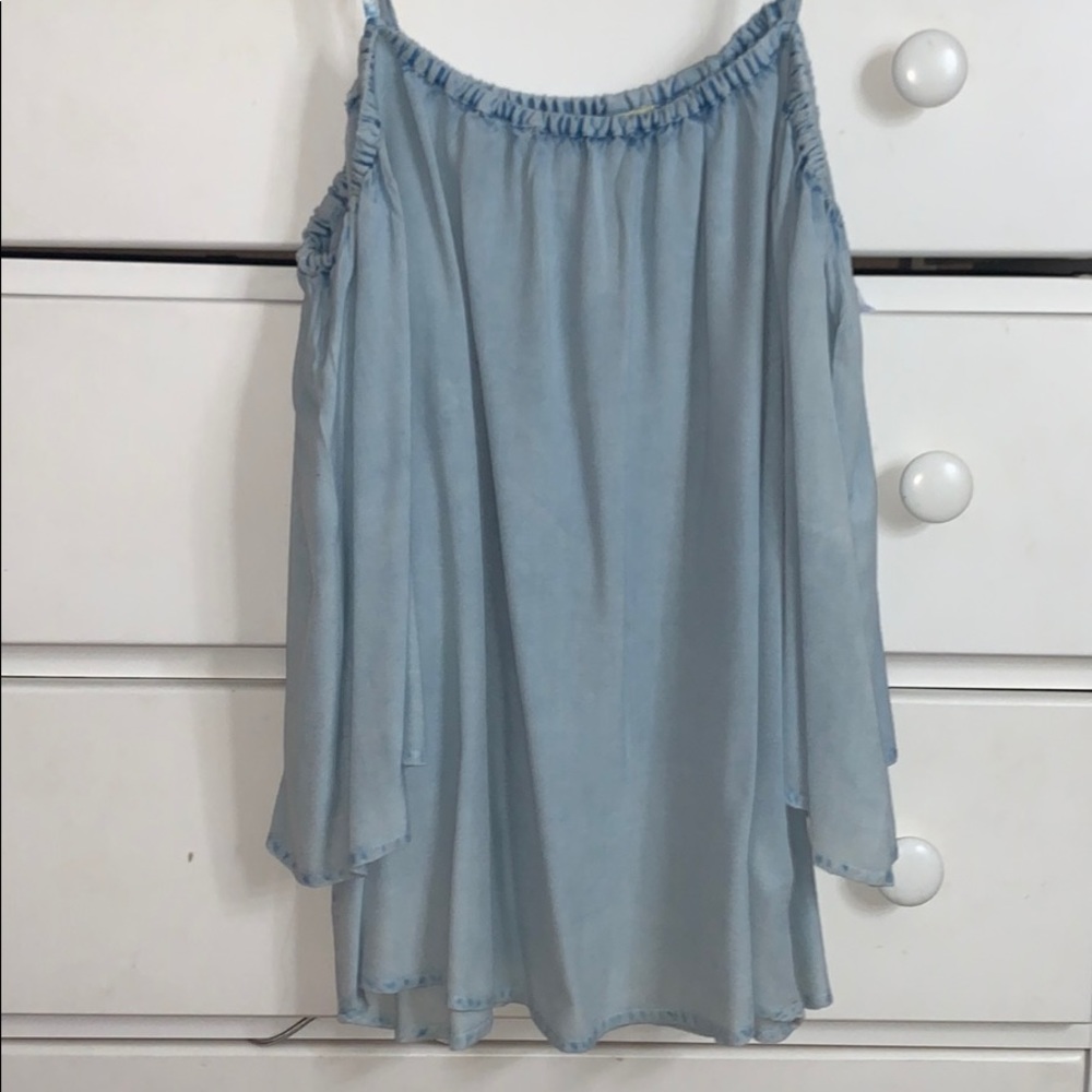 Off the shoulder tee